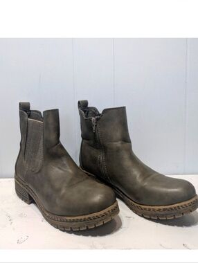 Maurices Anna Ankle‎ Boots – Gray Combat Chelsea Style Size 8 Faux Leather Lug
